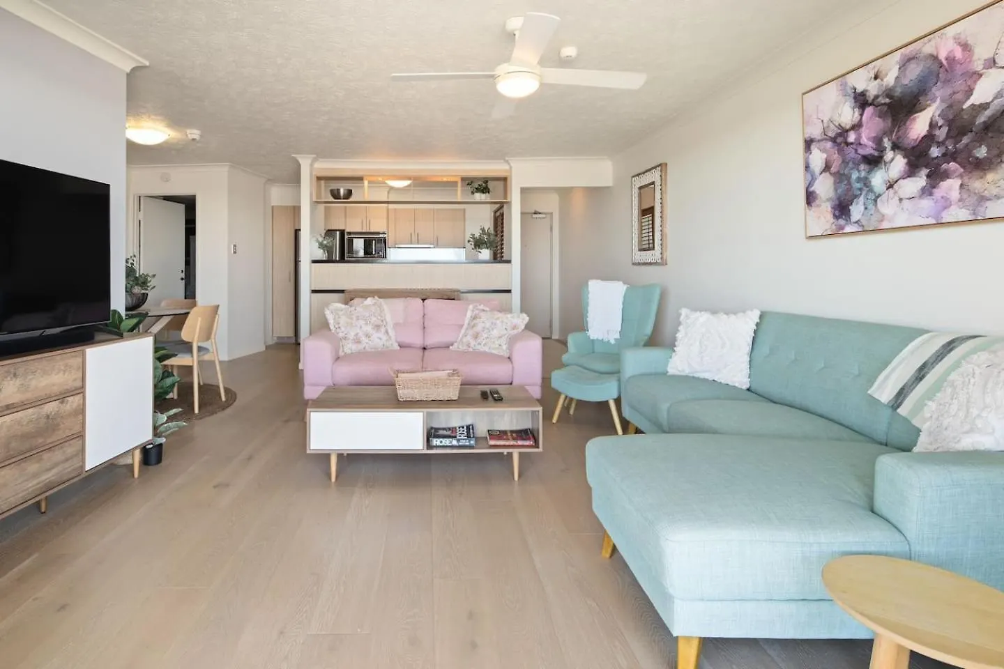 Pastel Drift - Beachfront Haven By Dining & Parks Gold Coast Apartment