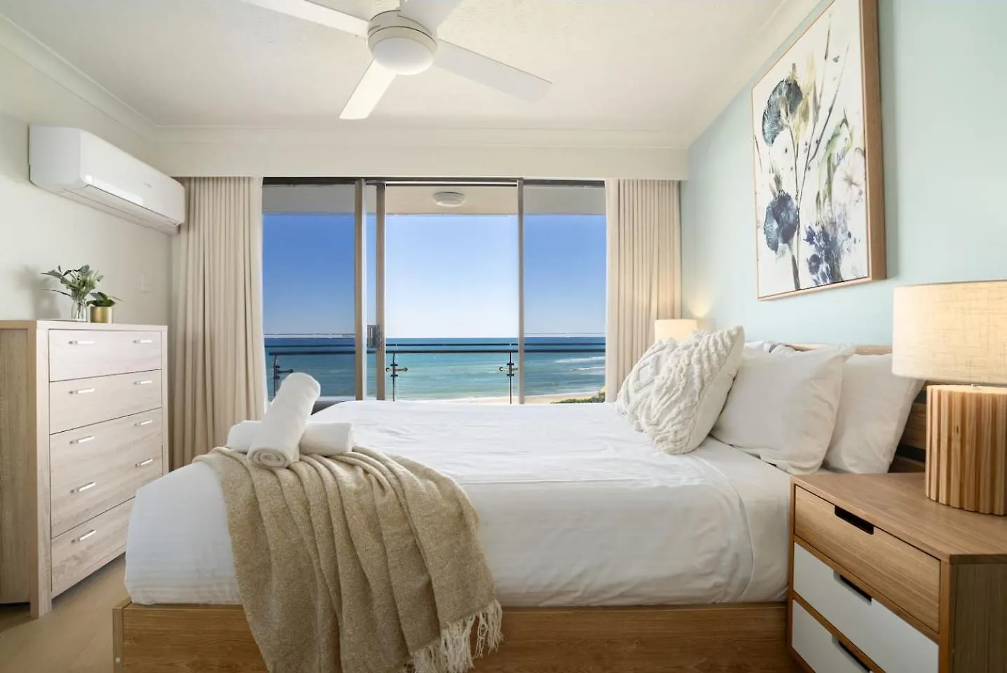 Pastel Drift - Beachfront Haven By Dining & Parks Gold Coast Apartment